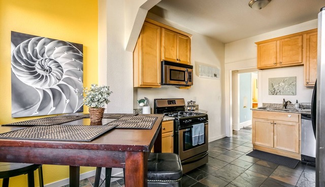 Portland Place 1- 5min walk→PearlSt | 1000mbps | 55"TV | King | W/D