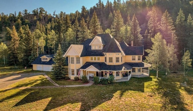 Posh mansion with antique decor, WiFi, & gas fireplace - near river and skiing
