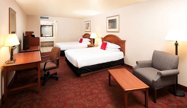 Prime Location! Onsite Pool, Free Parking, Breakfast!