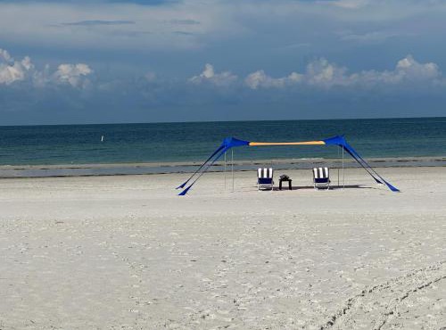 Private Beach Condo just steps to beach! 4 in St. Pete Beach