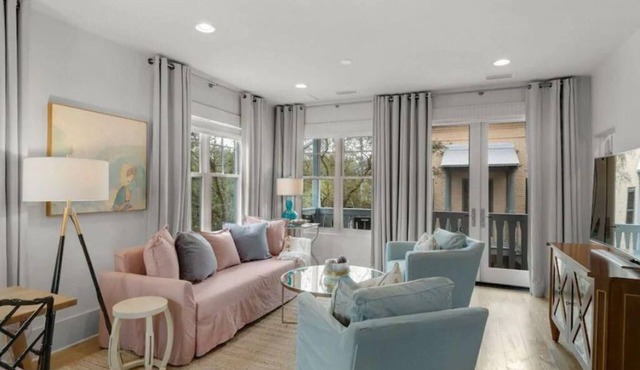 PRIVATE BEACH/POOL ACCESS-Gulf Side Pied-a-Terre-Steps to the Beach-2 Bikes in Rosemary Beach