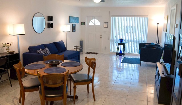Private designer 8 room art getaway 2 Br-2Ba Full Kitchen Barbecue Patio Beach