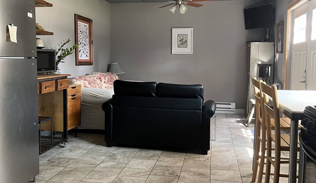 Private guest house! This Is your own little home away from home! Quaint retreat in Laporte