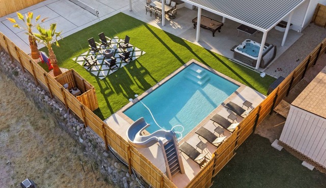 Private heated pool/hot tub, pickleball mini golf. 9 Bdrms. 4 bath. EV charger.
