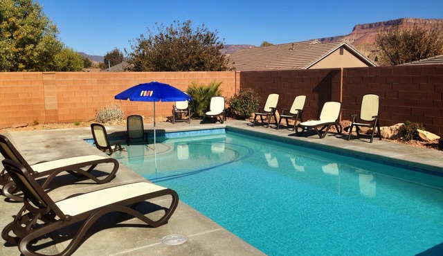 Private Home & Fenced POOL 32'x16', sleeps 15, Jacuzzi, TV/Game rm, Play-Set