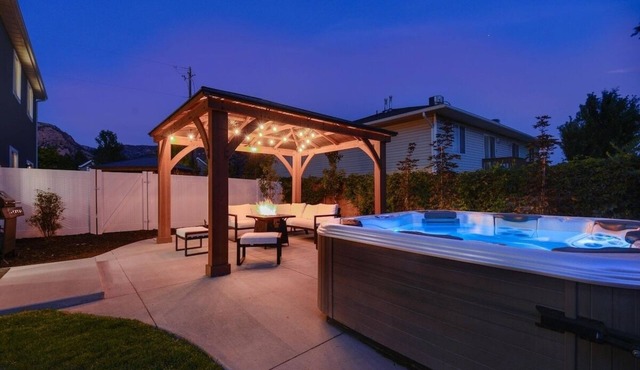 ⭐️Private Hot Tub + Fireplace + Covered Patio + 75" TV