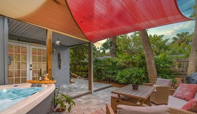 Private Hot Tub - Honey-Moon King Suite