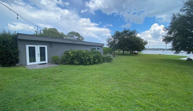 Private Lakefront Cottage, Bright, Peaceful, and Perfect for a Relaxing Escape. in Clermont