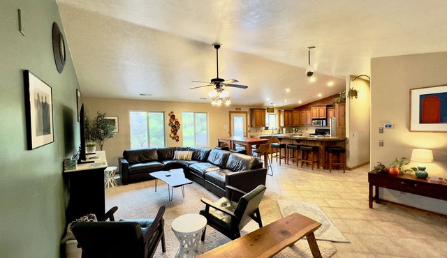 Private Patio w/BBQ, King beds, Super CLEAN, Walkable, right downtown!