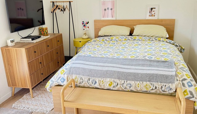 Private Retreat Bright Studio with free parking in Pasadena