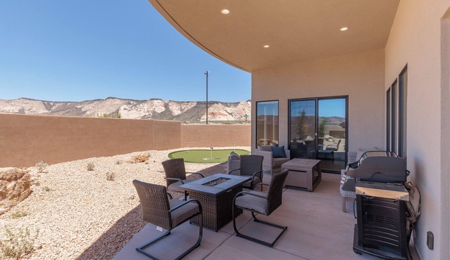 Putting Green & Private Hot Tub - Pet Friendly 3BR