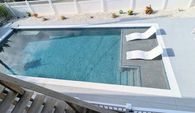 Pvt Htd POOL, 4 min walk to BEACH, 9 bed-4 B/4B w/InLaw suite, HUGE Lovely Home