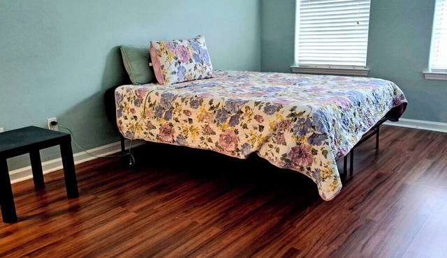 Queen bed w/ Full bath! in Tallahassee