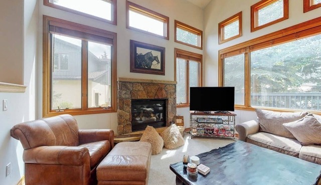 Quiet mountain retreat with deck, fireplace, central AC, & W/D - near ski lifts