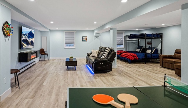 Quiet neighborhood near it ALL, Sleeps 12, Pet Friendly, Swamp Cooler