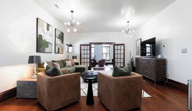 Read, Write & Relax in Winterset, near Downtown Square. Historic apartment. in Winterset