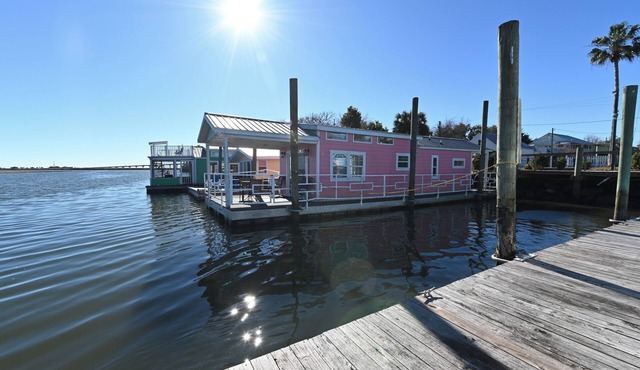 Rebel's Rest - A Romantic Getaway Houseboat w/New Water Filtration System