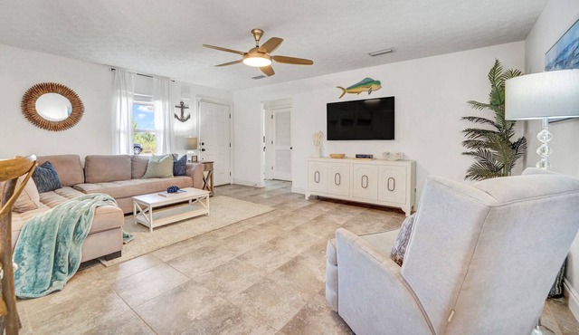 Recently Remodeled, Enclosed Yard, Outdoor Kitchen