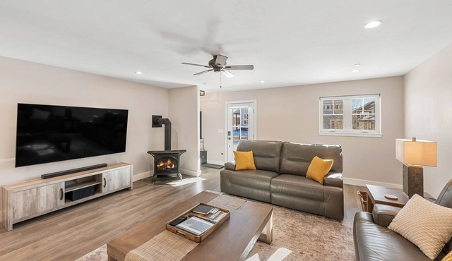 Relax in Spacious Comfort; Walk to Main St. and trails. 30 min to Crested Butte
