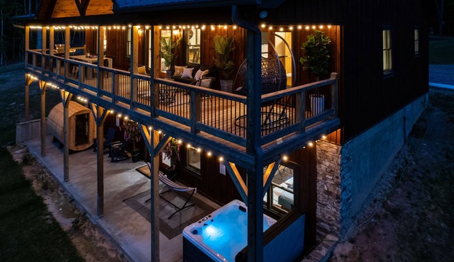 Relax in Style w/3 Master Suites, Game Rm, Hot Tub, Fire pit, Sauna & More! in Morganton