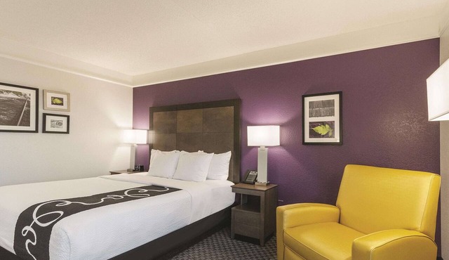Relaxing Hotel Room Near Adobe Creek National Golf Course – 20 Mins