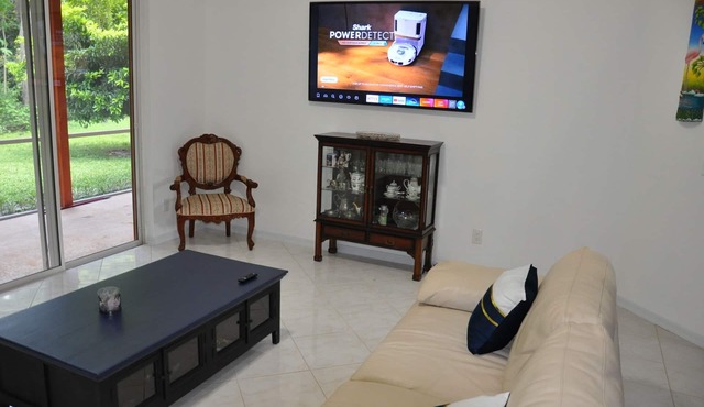 Relaxing Modern 4BR Family Oasis in Napes- 10 Min to Beach & Downtown Fun
