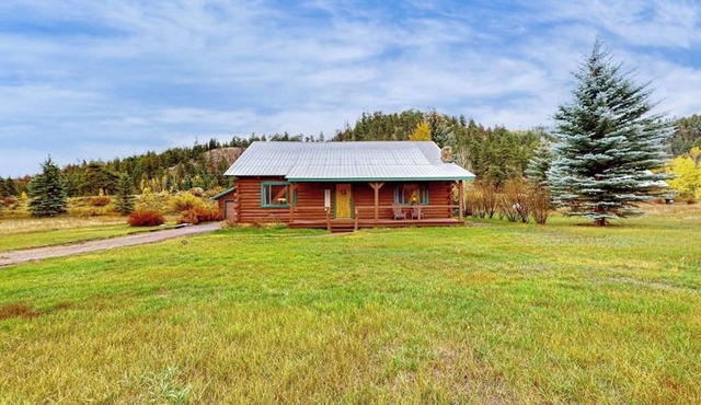 Relaxing mountain home, huge deck with great views and large private yard