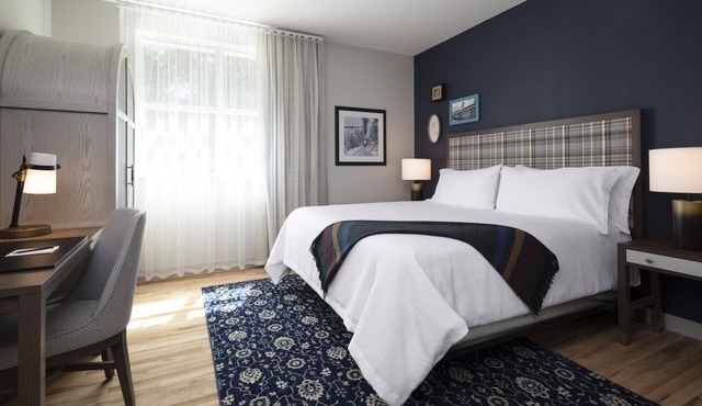 Relaxing Retreat – Walk to Hot Springs & More! Pets Allowed, Onsite Parking