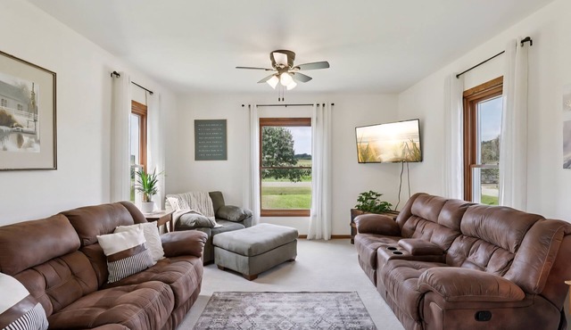 Relaxing Spacious farmhouse with fire-pit and family friendly amenities in Reeseville