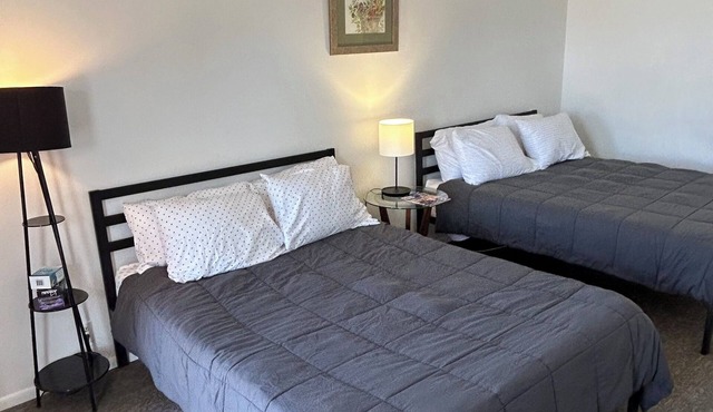 Remodeled two queen bed unit 11 studio with AC, Heat and fast WiFi in Fillmore