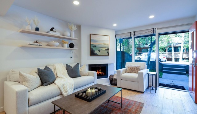 Renovated Core 2BR 2BA with AC, Pool & Hot-tub