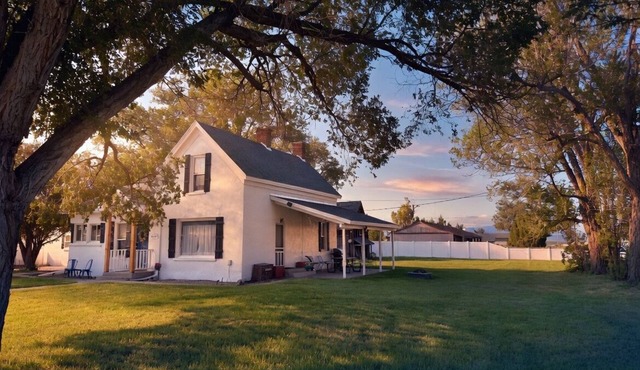 Restored 1920s Corner Cottage – Bryce Gateway Retreat
