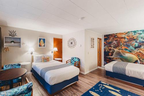 Retro beach experience with fast WiFI - walk to downtown shops & eateries in Bandon
