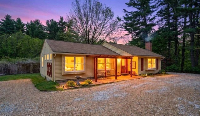 Riverfront 2BR | Home King Suite | Patio & Grill in Epping