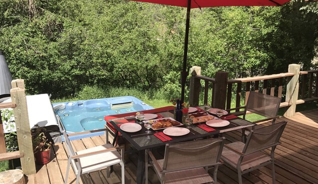 RIVERFRONT MOUNTAIN VIEWS SERENE AND PRIVATE CLOSE TO ALL AMENITIES