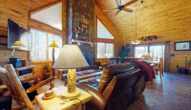 Riverside log cabin w/private deck/hot tub/free WiFi/full kitchen + near trails in South Fork
