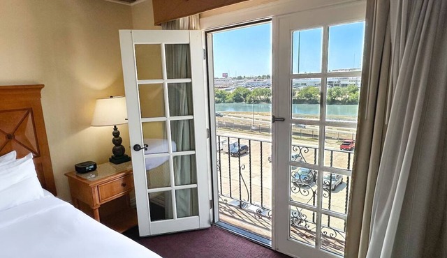 Riverside Pet-Friendly Double Suite | 4 Units w/Pool, Bar, Grill & Hot Tub in Laredo