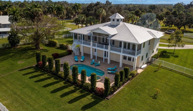Riverview Paradise, Sleeps 18, River, Pool/Spa, kayaks in Alva