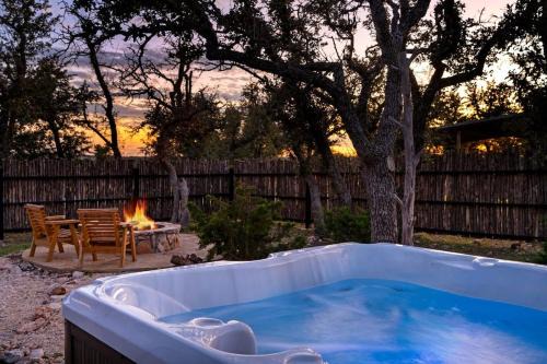 Rockin' R - Rustic Star Cabin in Fredericksburg