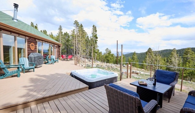 Romantic Retreat with Incredible Views and Hot Tub in Idaho Springs