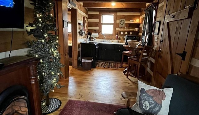 Romantic Weekend Getaway in this Delightful Rental with Hot Tub in Galax, Virginia in Galax