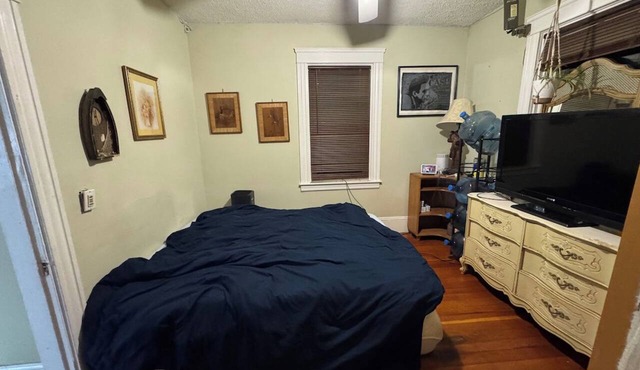 Room B: Queen Bed, Shared Bath, Near PVD in Warwick