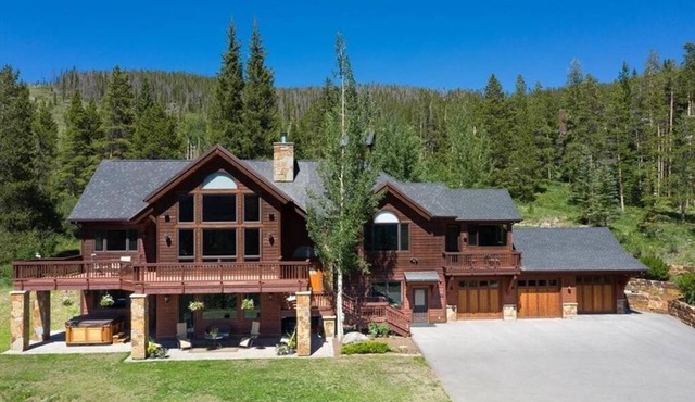 Rounds Retreat: Stunning Views and Close to Town.