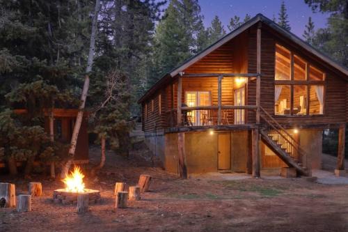 Rustic Mountain Log Cabin with Fire Pit