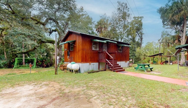 Rustic riverfront cabin with views, firepit, grill, canoe, kitchen, & W/D in Morriston