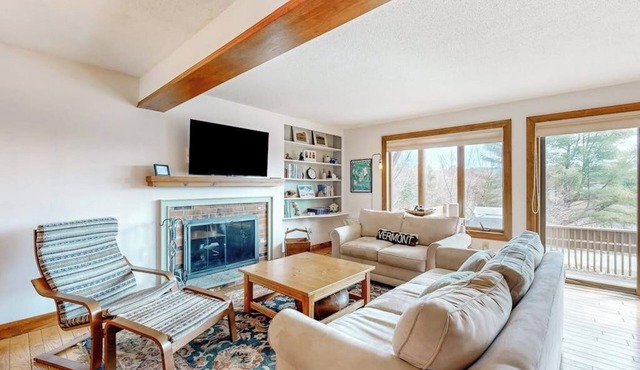 Saltbox townhome with views & fireplace - near Quechee Club, golf, & skiing in White River Junction