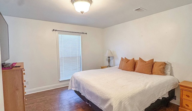 Saltwater Escape - Near NAS, Beach & Downtown