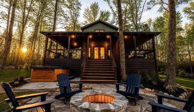 Scenic Bluffside Tiny Home Retreat with Kid-Friendly Loft near South Cumberland in Monteagle, Tennessee in Monteagle