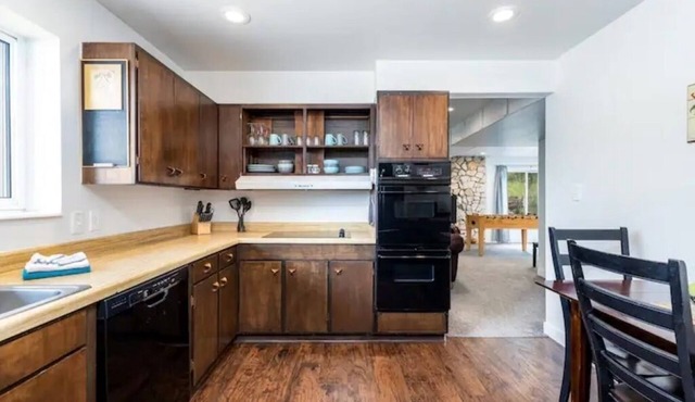 Scenic Mountain Escape Near Cottonwoods w/Hot Tub