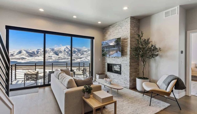 Scenic Sanctuary, Luxury Home w/Views